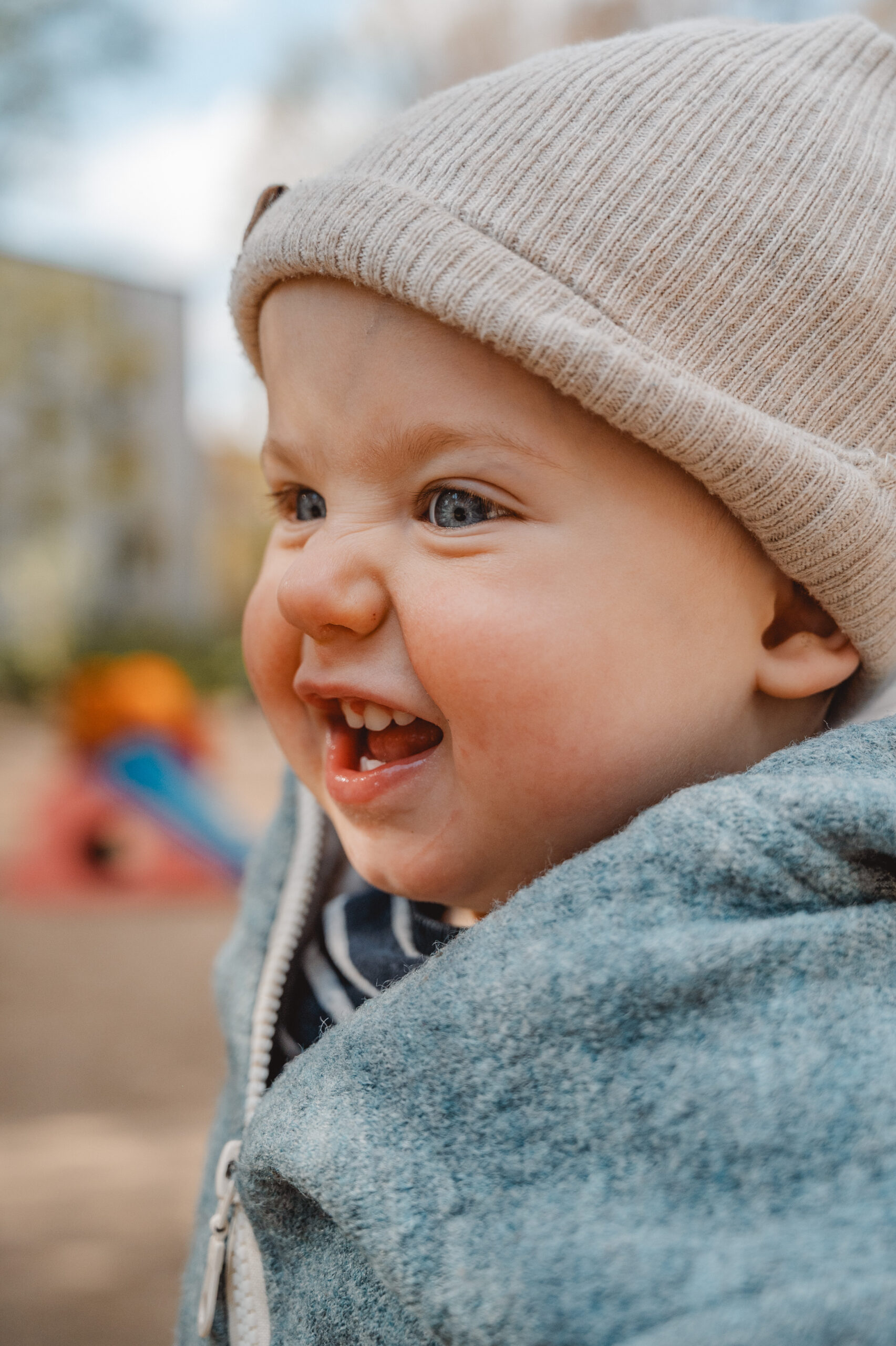 Portraitaufnahme von einem Mädchen fotografiert von Carla Gambini, deiner Kindergartenfotografie in Hamburg & Umgebung.